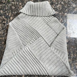 Super cute and cozy poncho. One size, grey.
